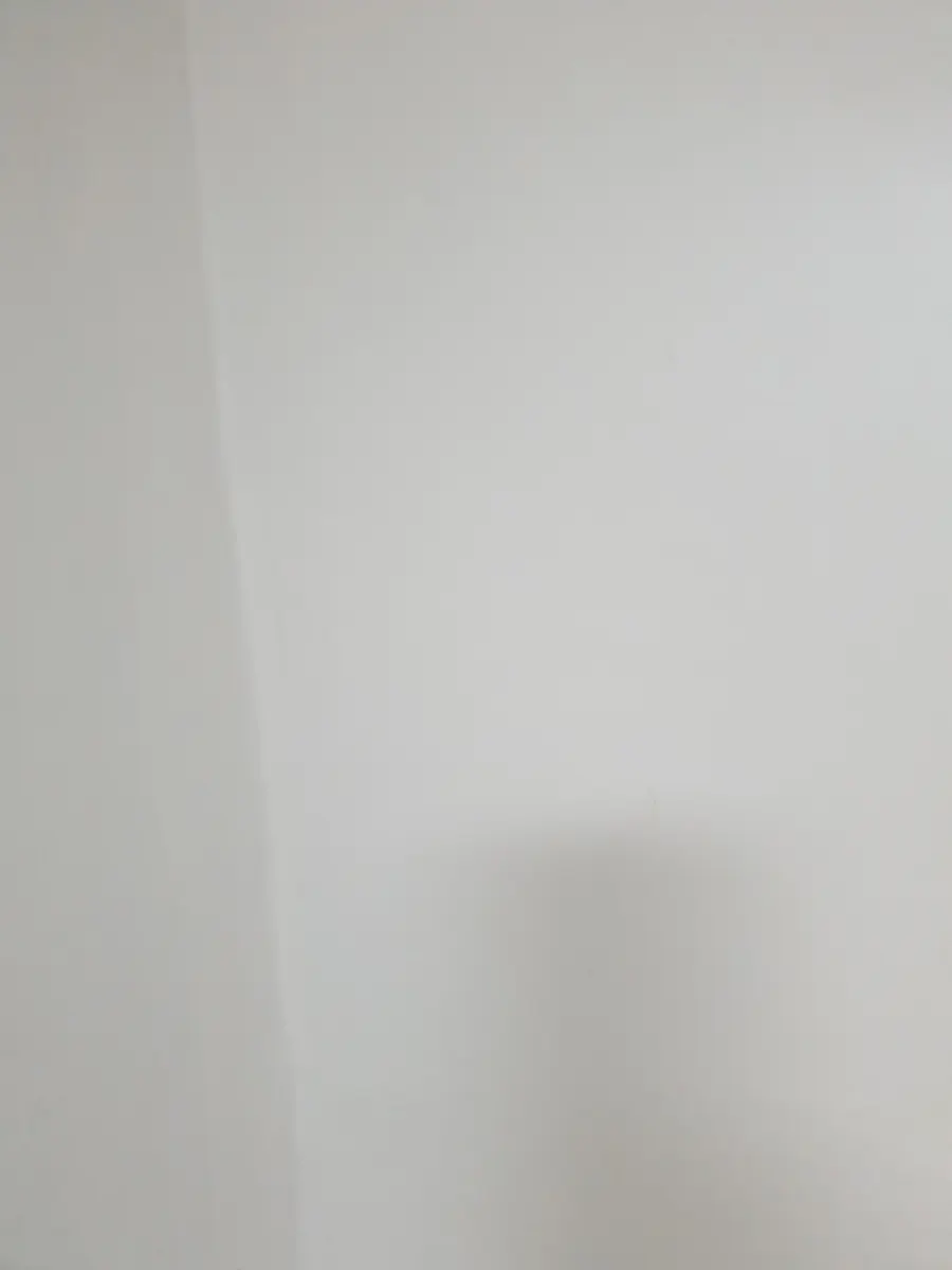 에어컨 배관 구멍 벽지 보수 시공 사진 — 벽지복구