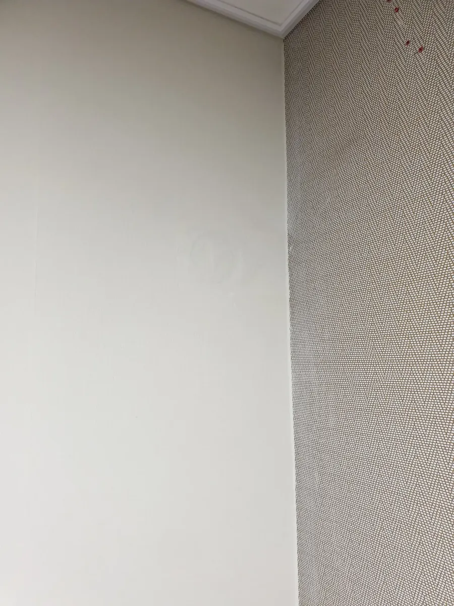 안방 에어컨 배관 구멍 부분도배 — 벽지복구 빛가람