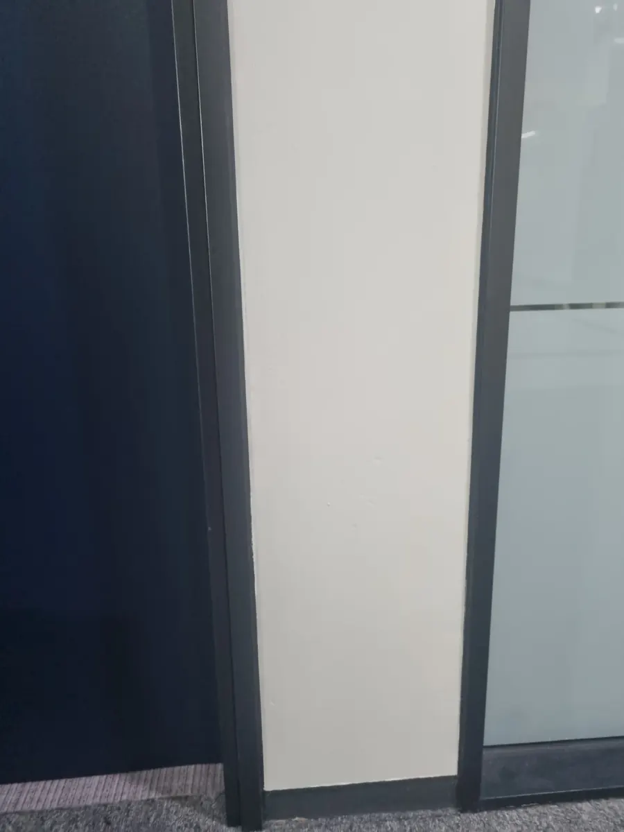 벽지 스크래치 보수 시공 사진 — 벽지복구